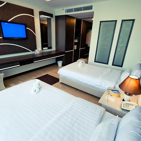 A-Te Chumphon Hotel - Sha Plus Екстер'єр фото